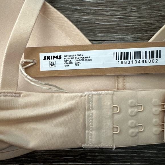 SKIMS Light Beige Bra - Picture 3 of 3